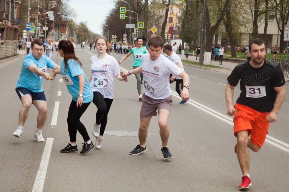 Тысячи псковичей пробежали эстафету «Псковской правды» – 2018