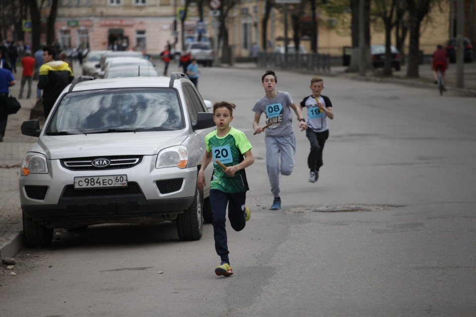 Тысячи псковичей пробежали эстафету «Псковской правды» – 2018