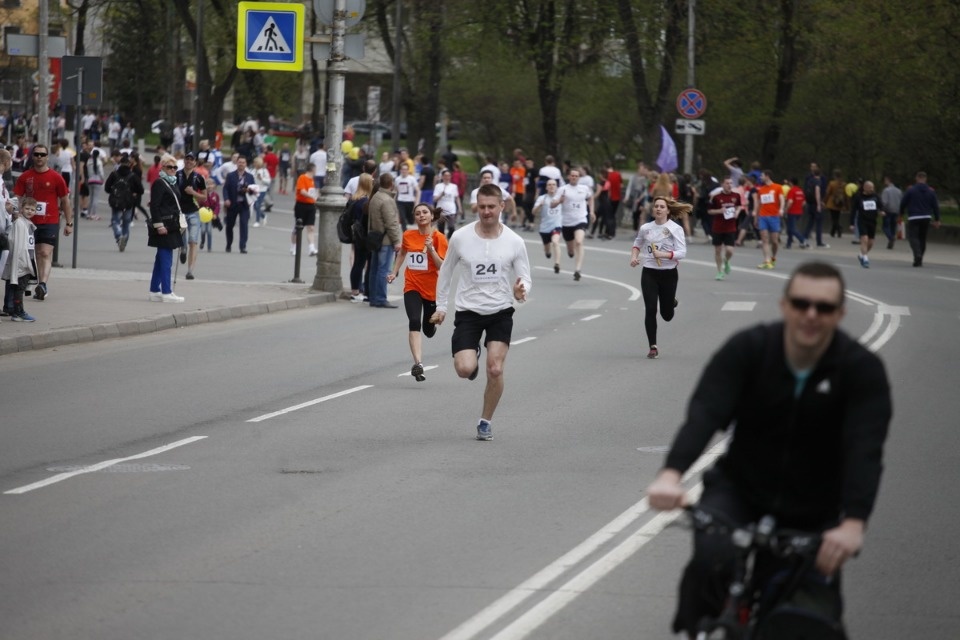 Тысячи псковичей пробежали эстафету «Псковской правды» – 2018