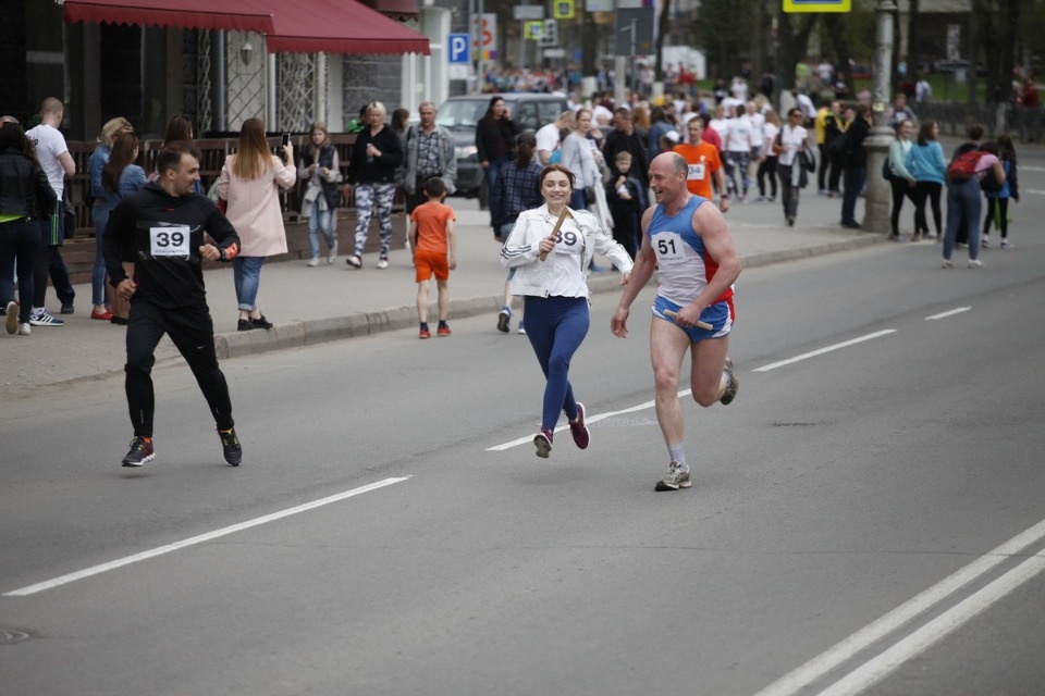 Тысячи псковичей пробежали эстафету «Псковской правды» – 2018