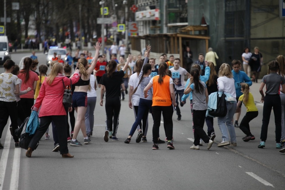 Тысячи псковичей пробежали эстафету «Псковской правды» – 2018