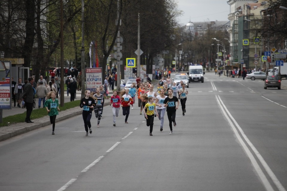 Тысячи псковичей пробежали эстафету «Псковской правды» – 2018