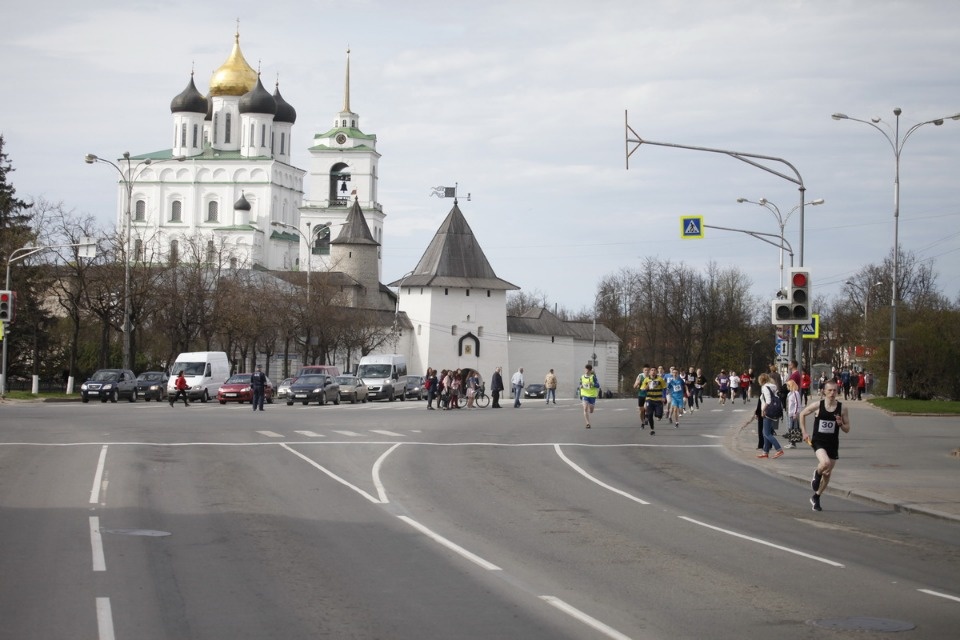 Тысячи псковичей пробежали эстафету «Псковской правды» – 2018