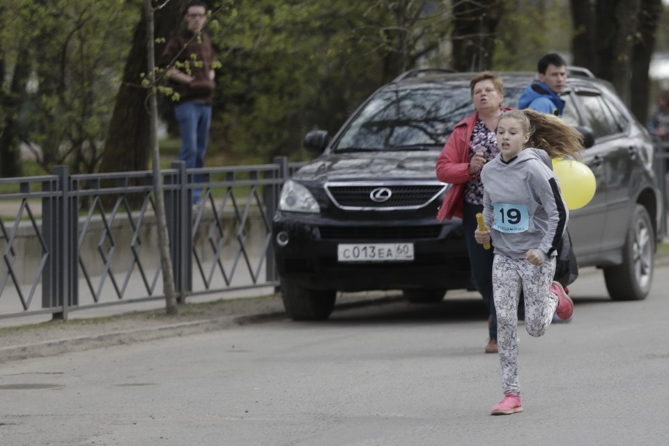 Тысячи псковичей пробежали эстафету «Псковской правды» – 2018