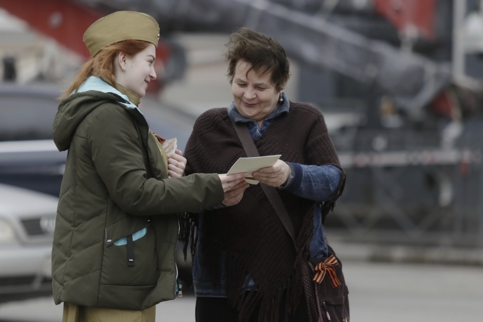 Уличная акция по раздаче буклетов «Улицы героев»