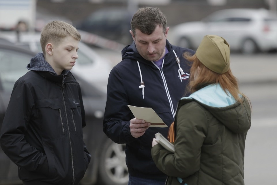 Уличная акция по раздаче буклетов «Улицы героев»