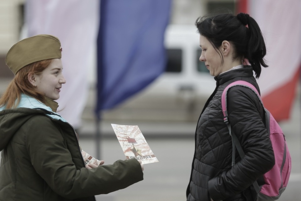 Уличная акция по раздаче буклетов «Улицы героев»