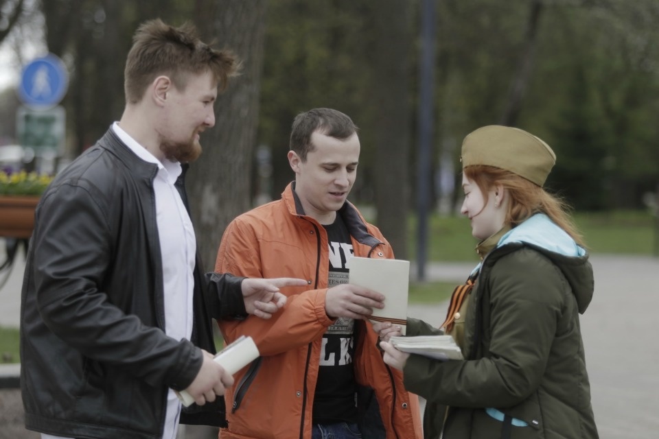 Уличная акция по раздаче буклетов «Улицы героев»