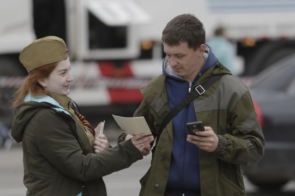 Уличная акция по раздаче буклетов «Улицы героев»