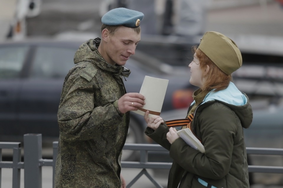 Уличная акция по раздаче буклетов «Улицы героев»