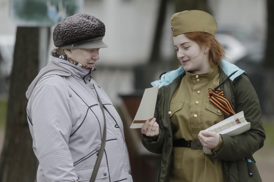 Уличная акция по раздаче буклетов «Улицы героев»