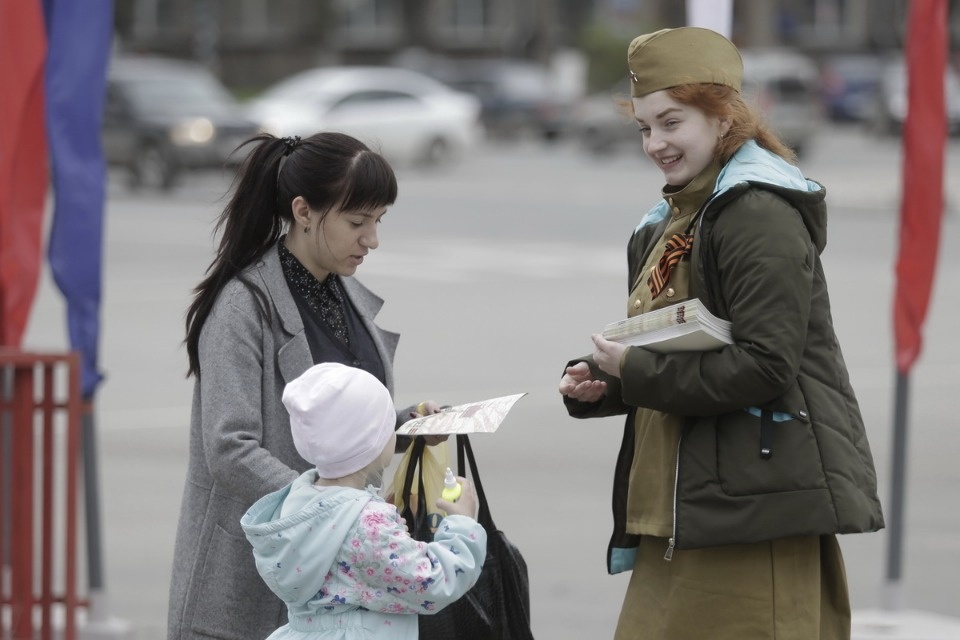 Уличная акция по раздаче буклетов «Улицы героев»