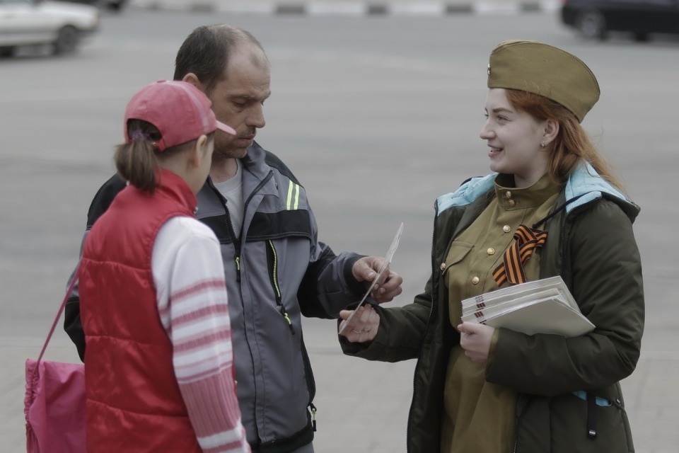 Уличная акция по раздаче буклетов «Улицы героев»