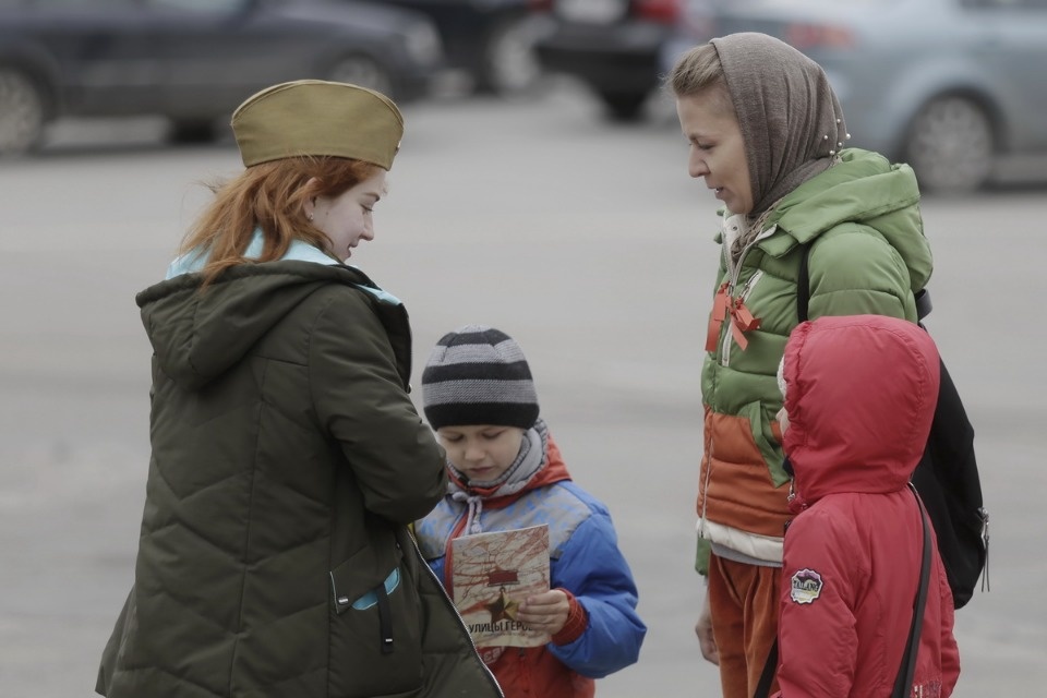 Уличная акция по раздаче буклетов «Улицы героев»