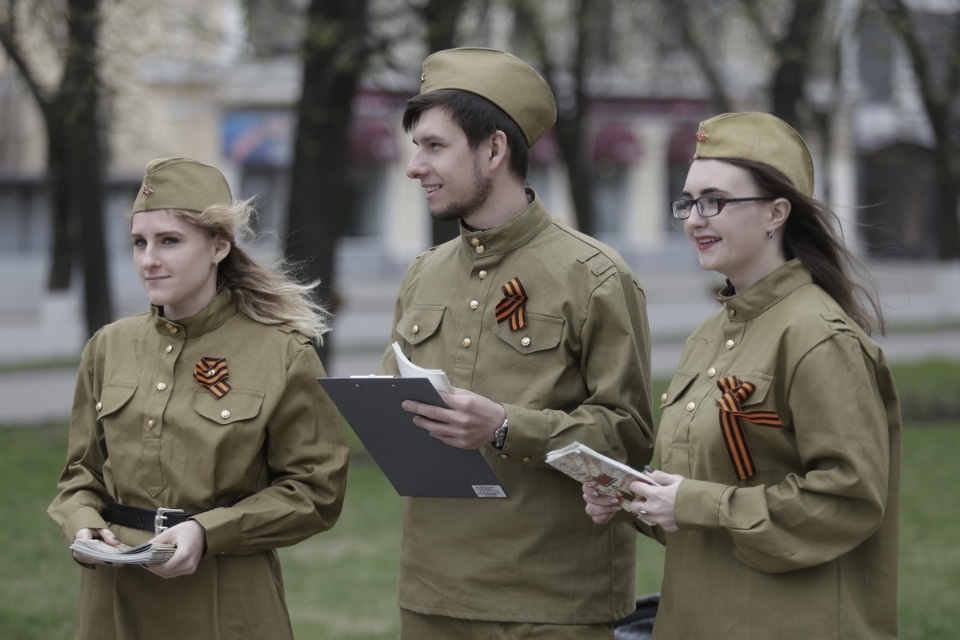 Уличная акция по раздаче буклетов «Улицы героев»