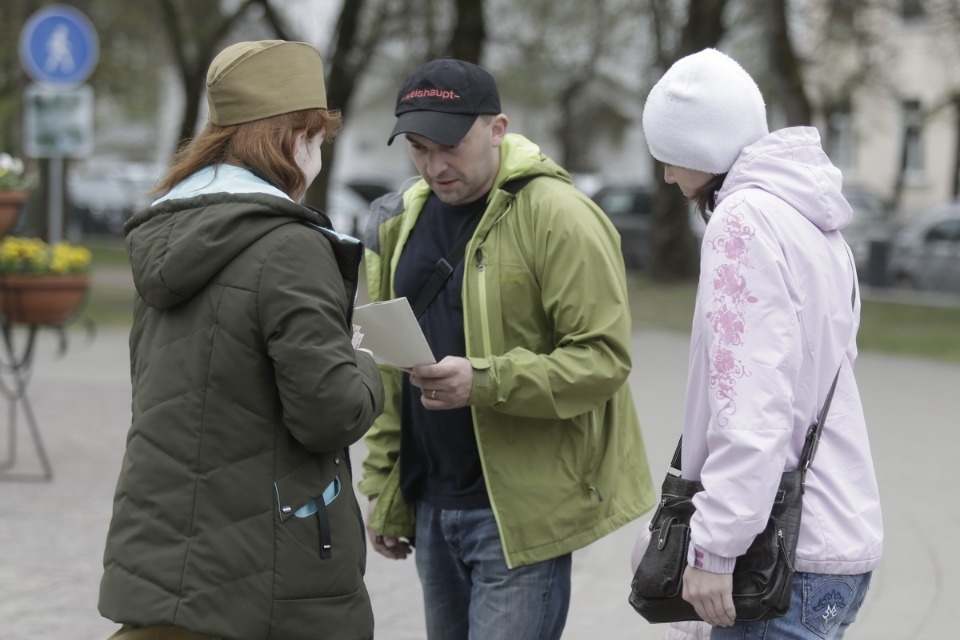 Уличная акция по раздаче буклетов «Улицы героев»