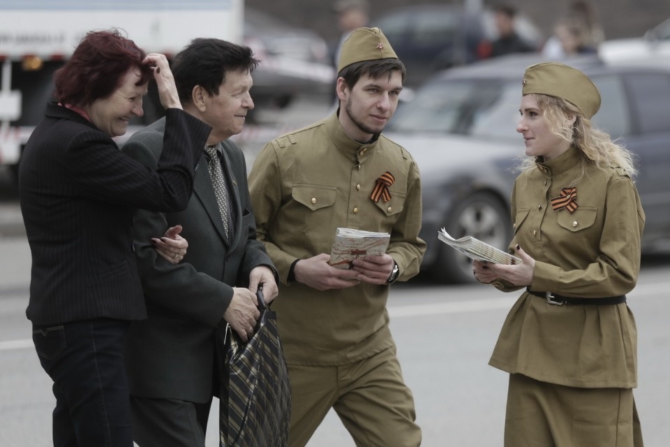 Уличная акция по раздаче буклетов «Улицы героев»