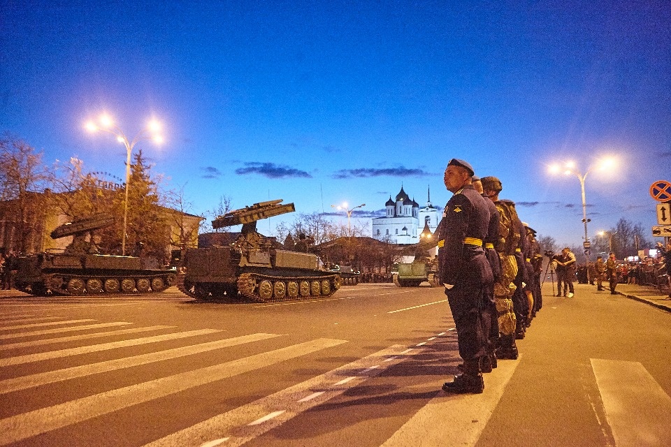 Последняя вечерняя репетиция парада Победы прошла в Пскове