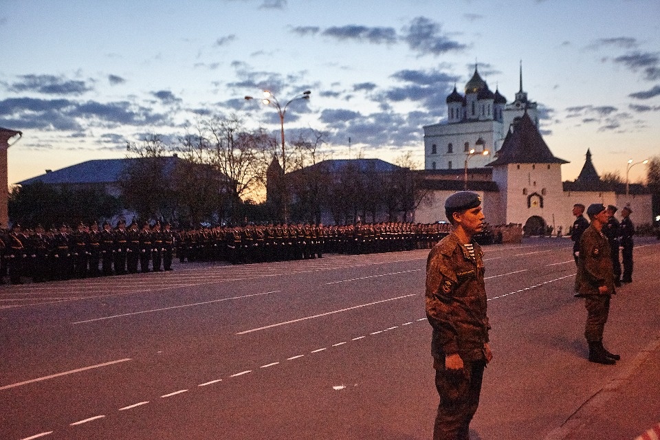 Последняя вечерняя репетиция парада Победы прошла в Пскове