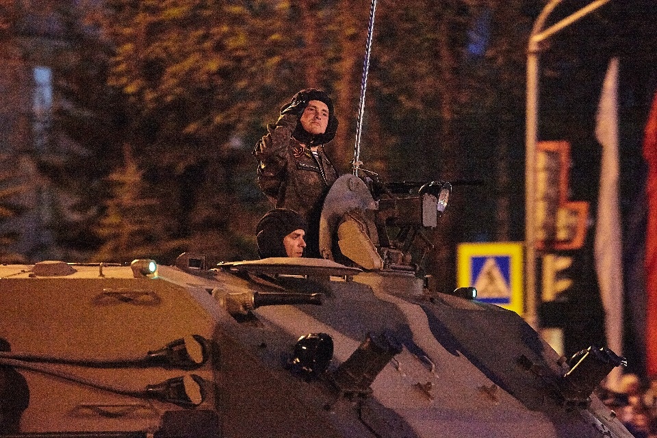 Последняя вечерняя репетиция парада Победы прошла в Пскове