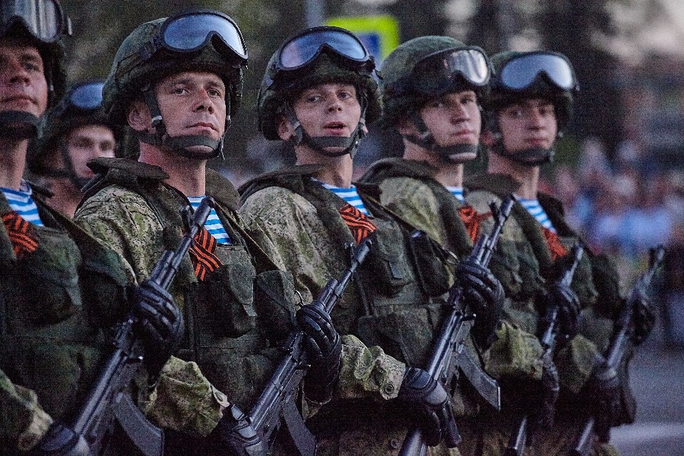 Последняя вечерняя репетиция парада Победы прошла в Пскове