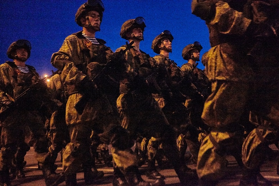 Последняя вечерняя репетиция парада Победы прошла в Пскове