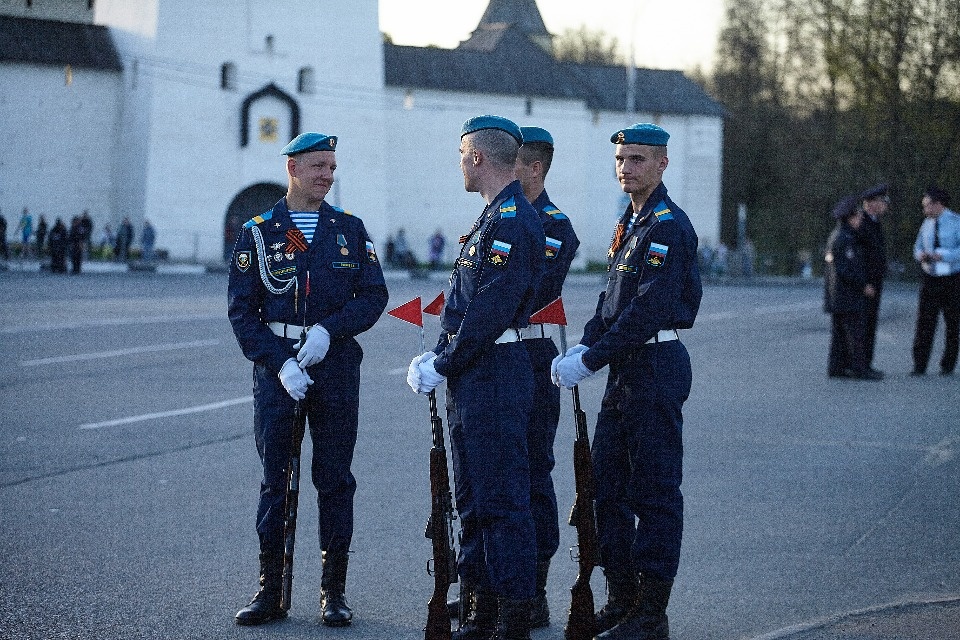 Последняя вечерняя репетиция парада Победы прошла в Пскове