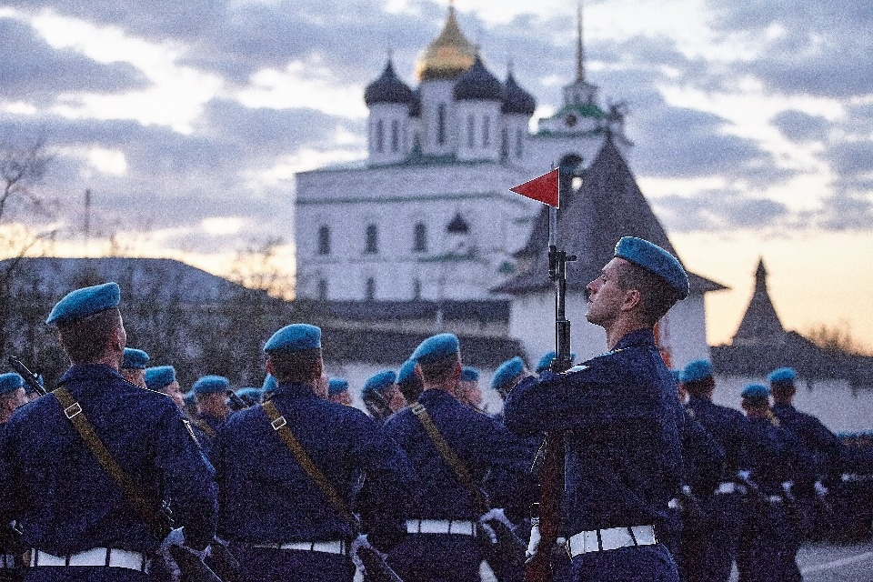Последняя вечерняя репетиция парада Победы прошла в Пскове