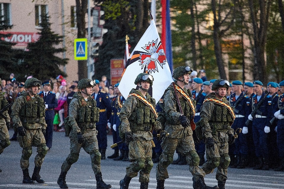 Последняя вечерняя репетиция парада Победы прошла в Пскове