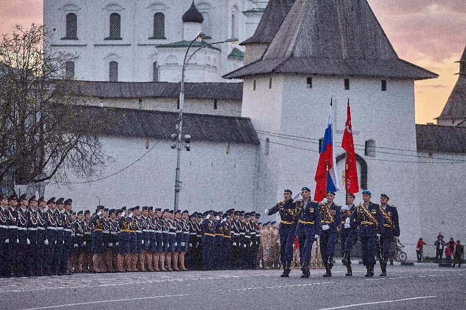 Последняя вечерняя репетиция парада Победы прошла в Пскове