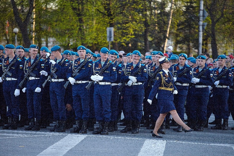 Последняя вечерняя репетиция парада Победы прошла в Пскове