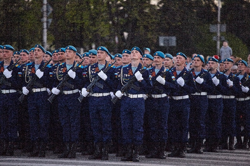 Последняя вечерняя репетиция парада Победы прошла в Пскове
