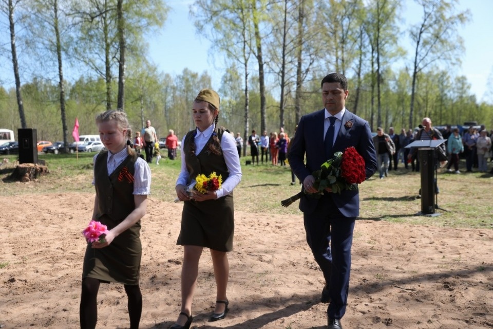 Памятник Советскому Солдату-Победителю открыли в гдовской деревне Верхоляне