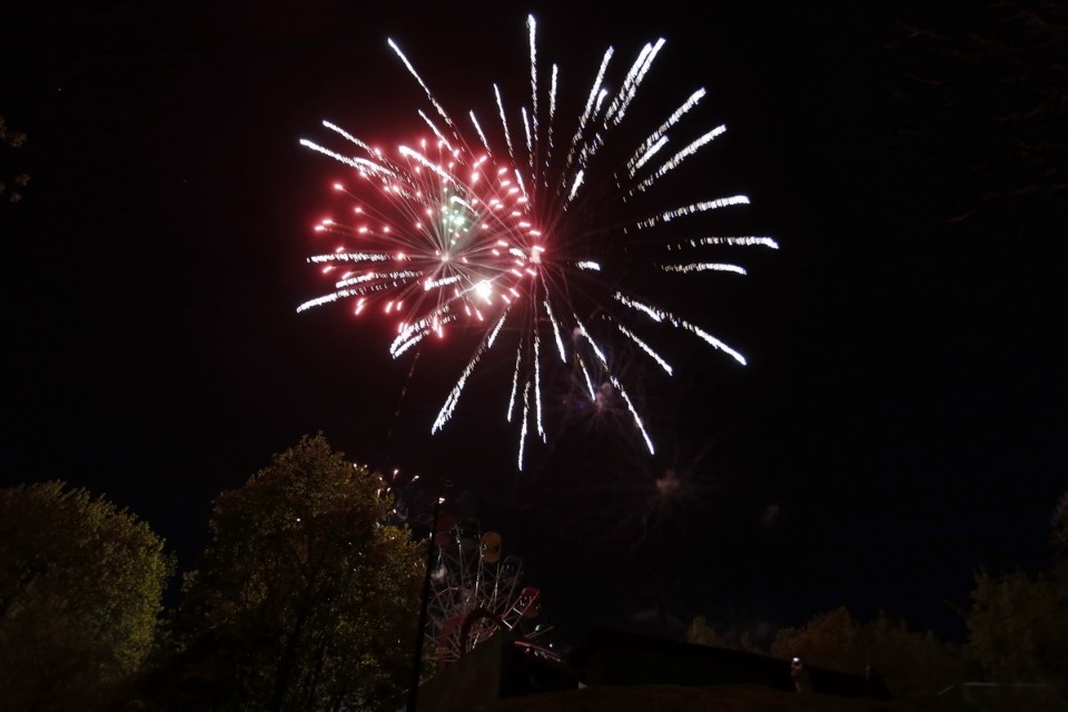 Праздничным салютом завершился в Пскове День Победы