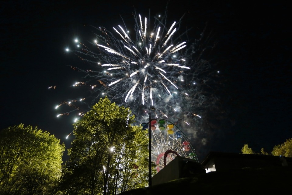 Праздничным салютом завершился в Пскове День Победы