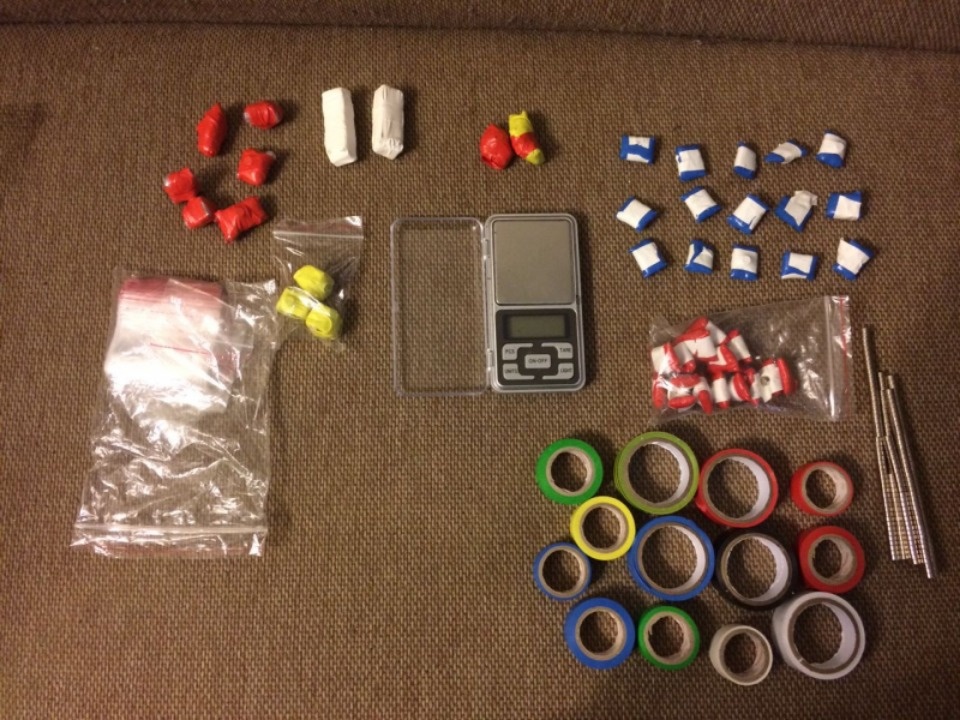 Фальшивомонетчик, задержанный в Пскове, оказался ещё и наркозакладчиком