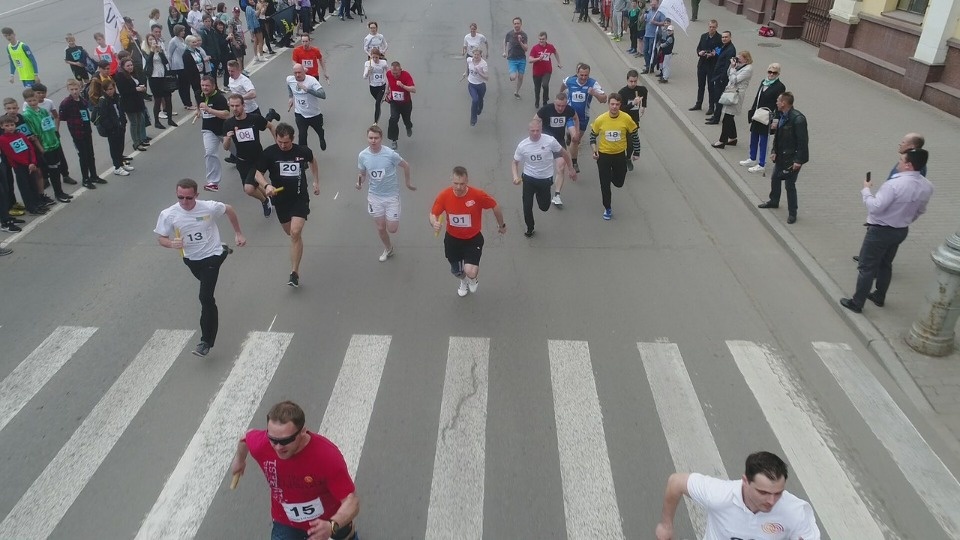 Квадрокоптер продолжил снимать бегунов после крушения на Эстафете «Псковской правды»