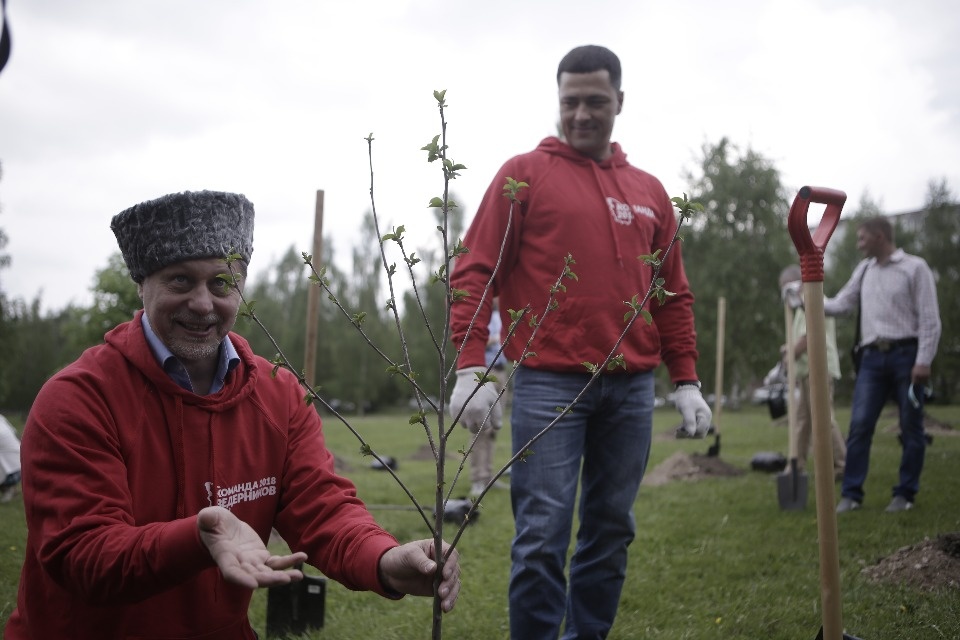 Пятьдесят вишен посадили участники форума #Команда2018 в Пскове