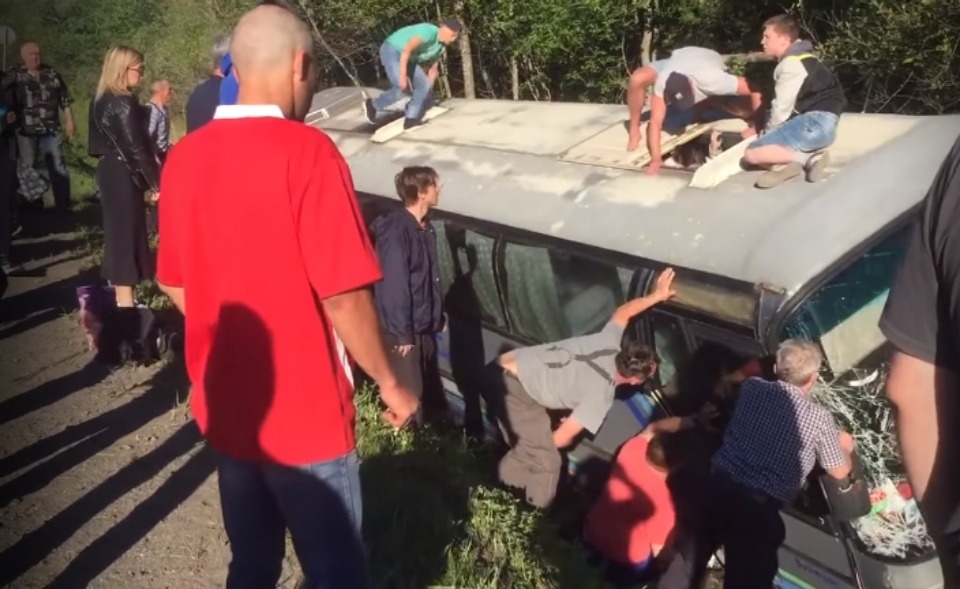 Следователи выясняют причину аварии автобуса с детьми в деревне Цапелька