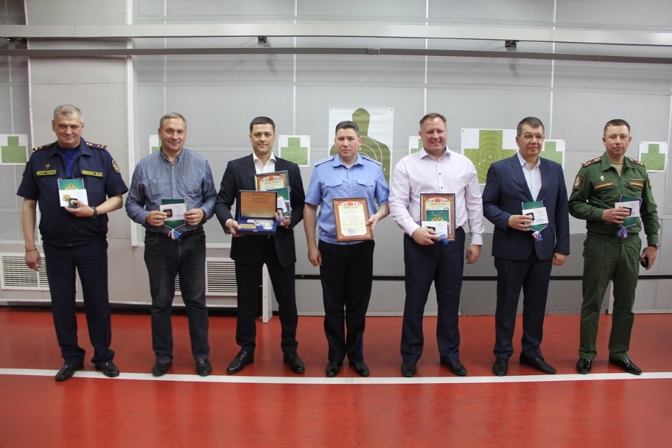 Переходящий хрустальный пистолет вручили Михаилу Ведерникову