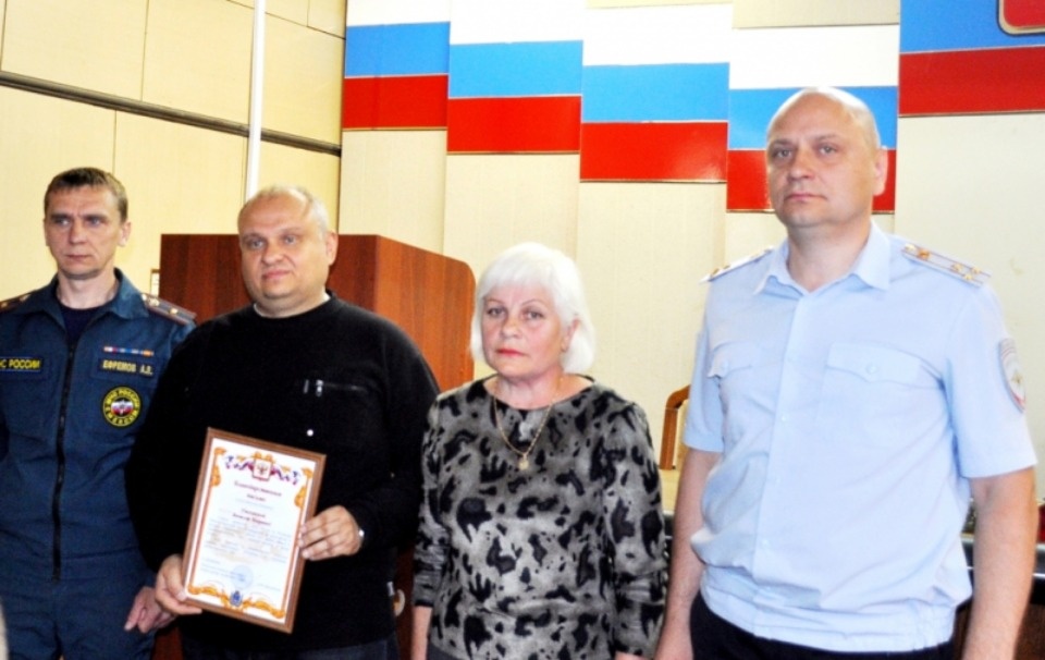 Вячеслава Сизова, спасшего человека на пожаре, поощрили в Великих Луках