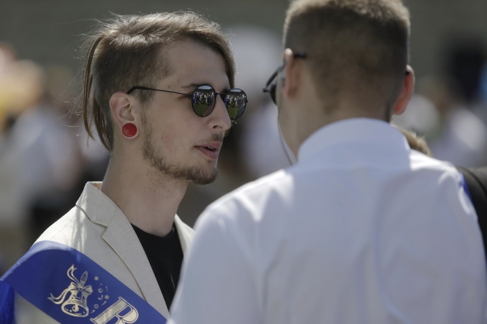 Для псковских выпускников прозвенел Последний звонок