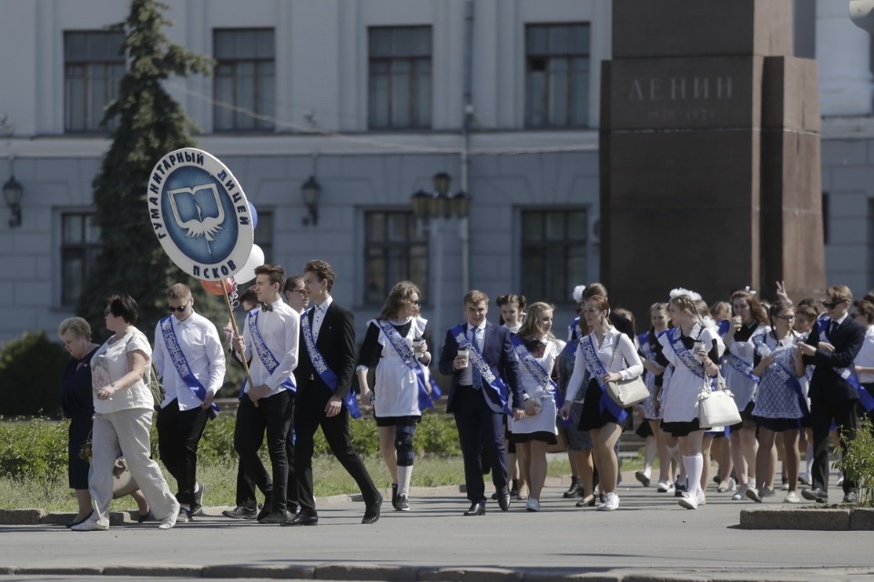 Для псковских выпускников прозвенел Последний звонок
