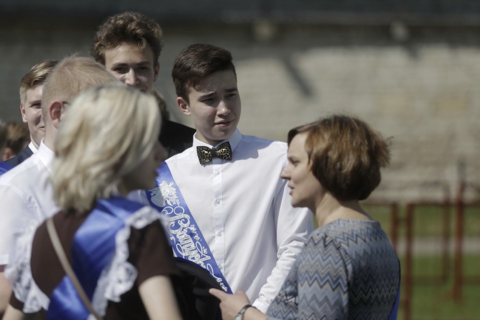 Для псковских выпускников прозвенел Последний звонок