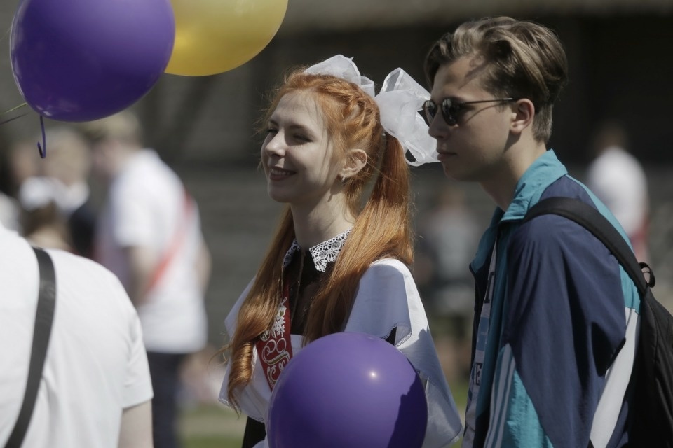 Для псковских выпускников прозвенел Последний звонок