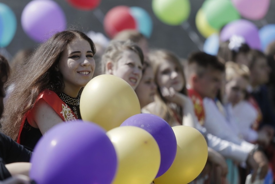 Для псковских выпускников прозвенел Последний звонок