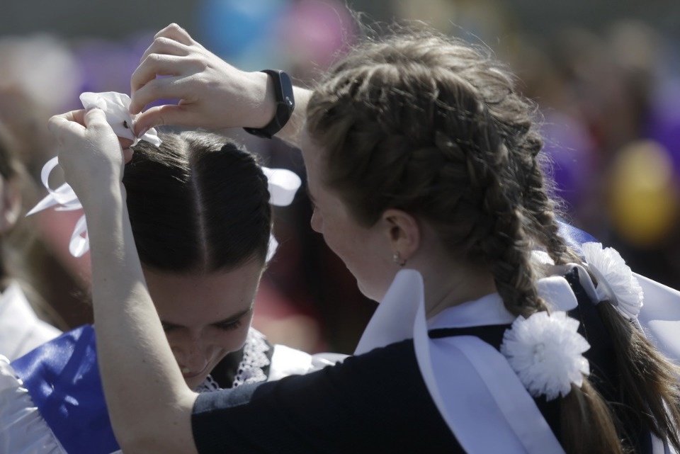 Для псковских выпускников прозвенел Последний звонок