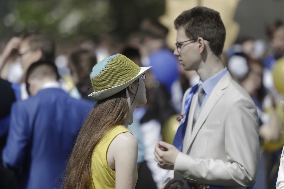 Для псковских выпускников прозвенел Последний звонок