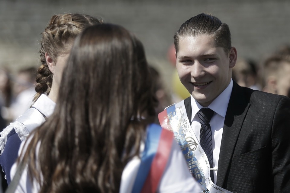 Для псковских выпускников прозвенел Последний звонок