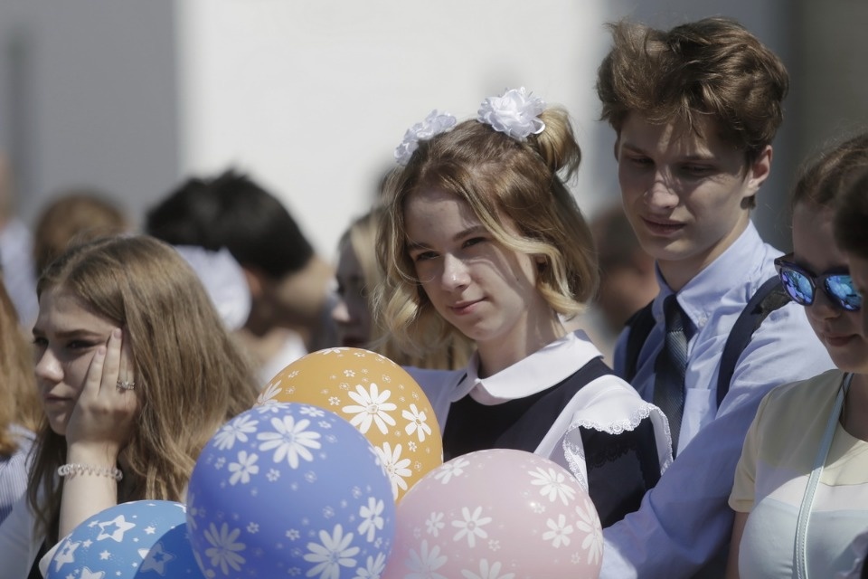 Для псковских выпускников прозвенел Последний звонок